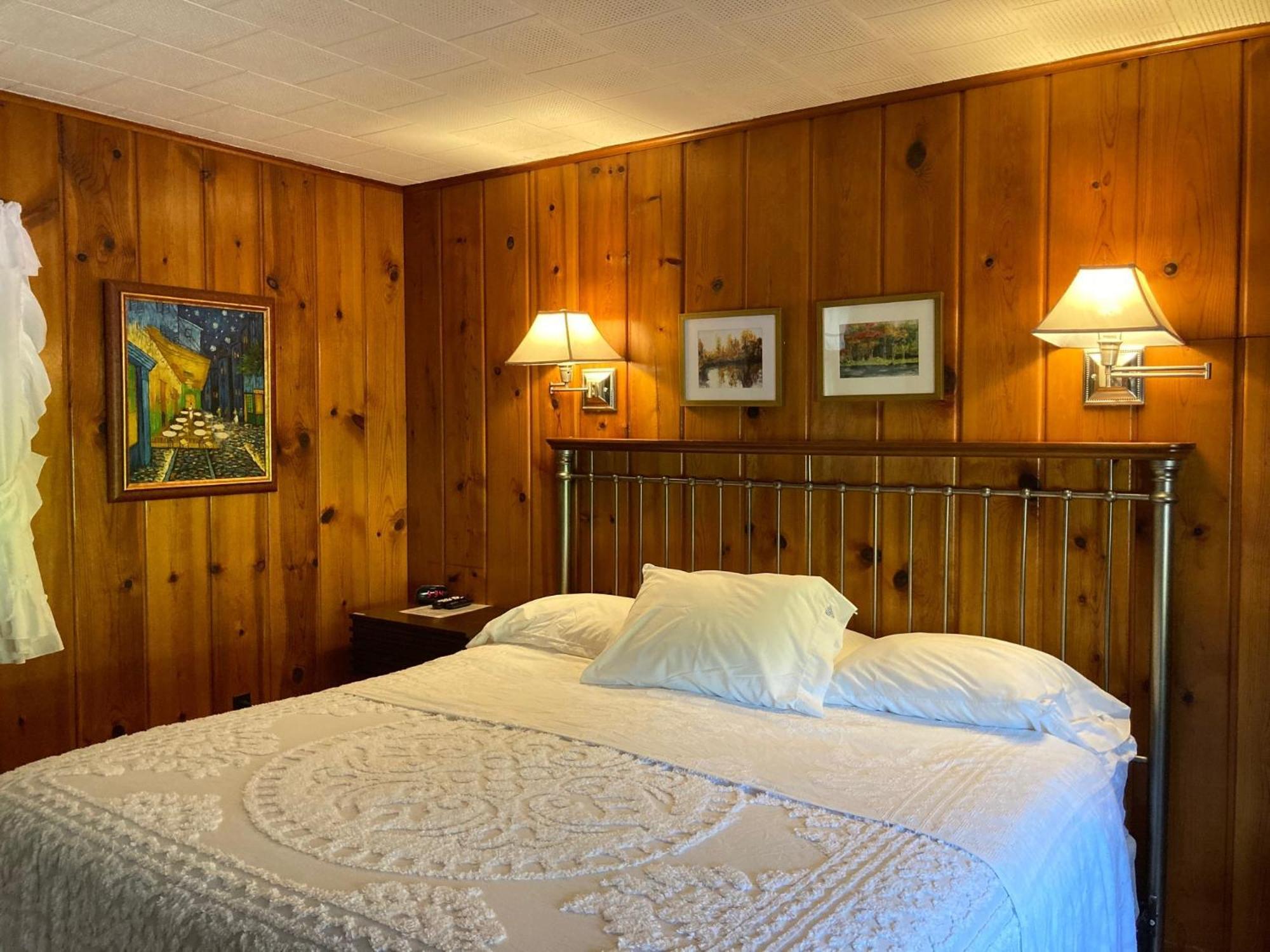 Ludington Blue Spruce Inn Exterior photo