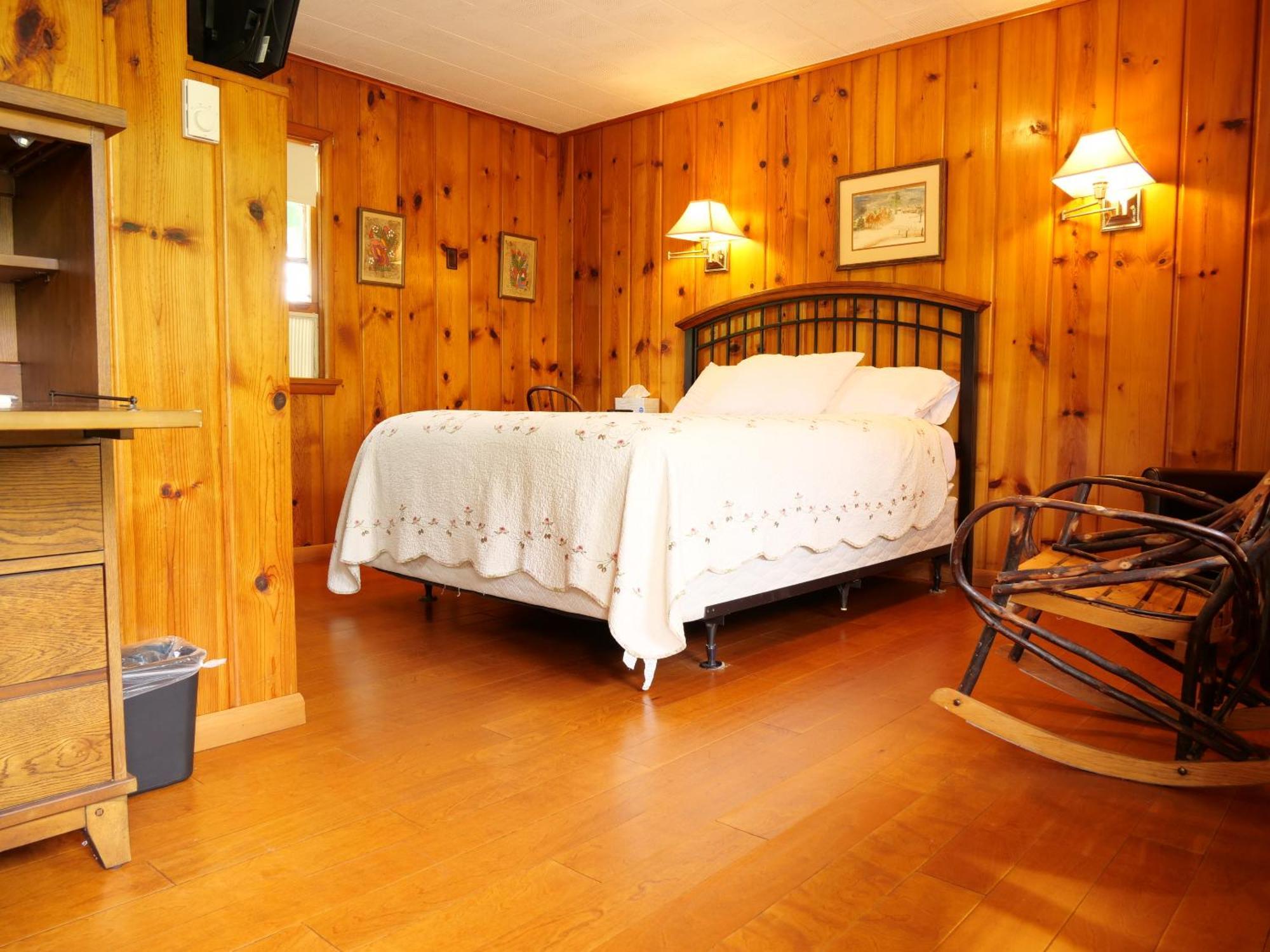 Ludington Blue Spruce Inn Room photo